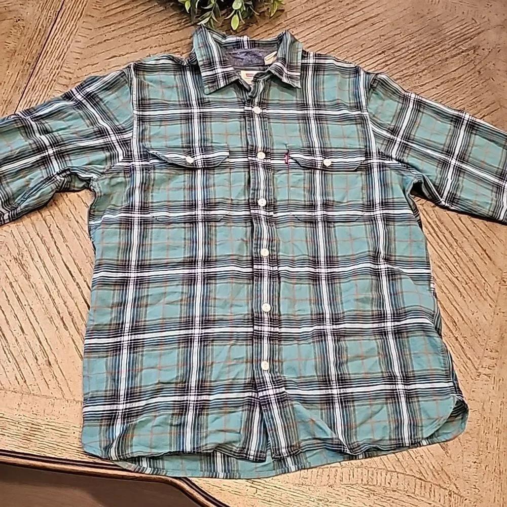 Levi's M relaxed plaid button down shirt